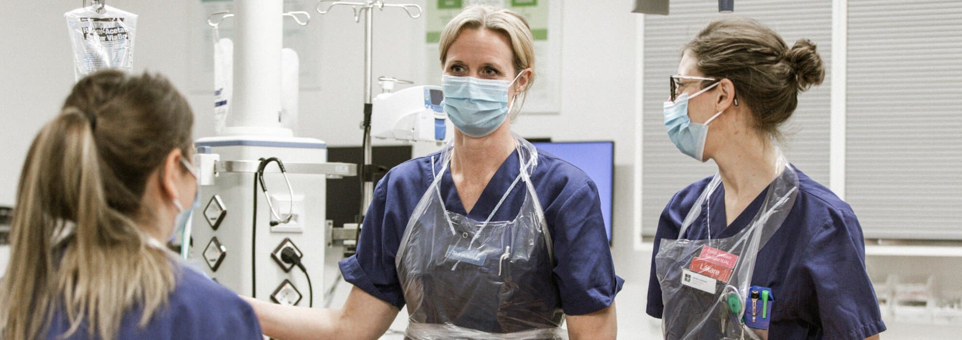 vårdpersonal tar hand om patient vårdpersonal tar hand om patient