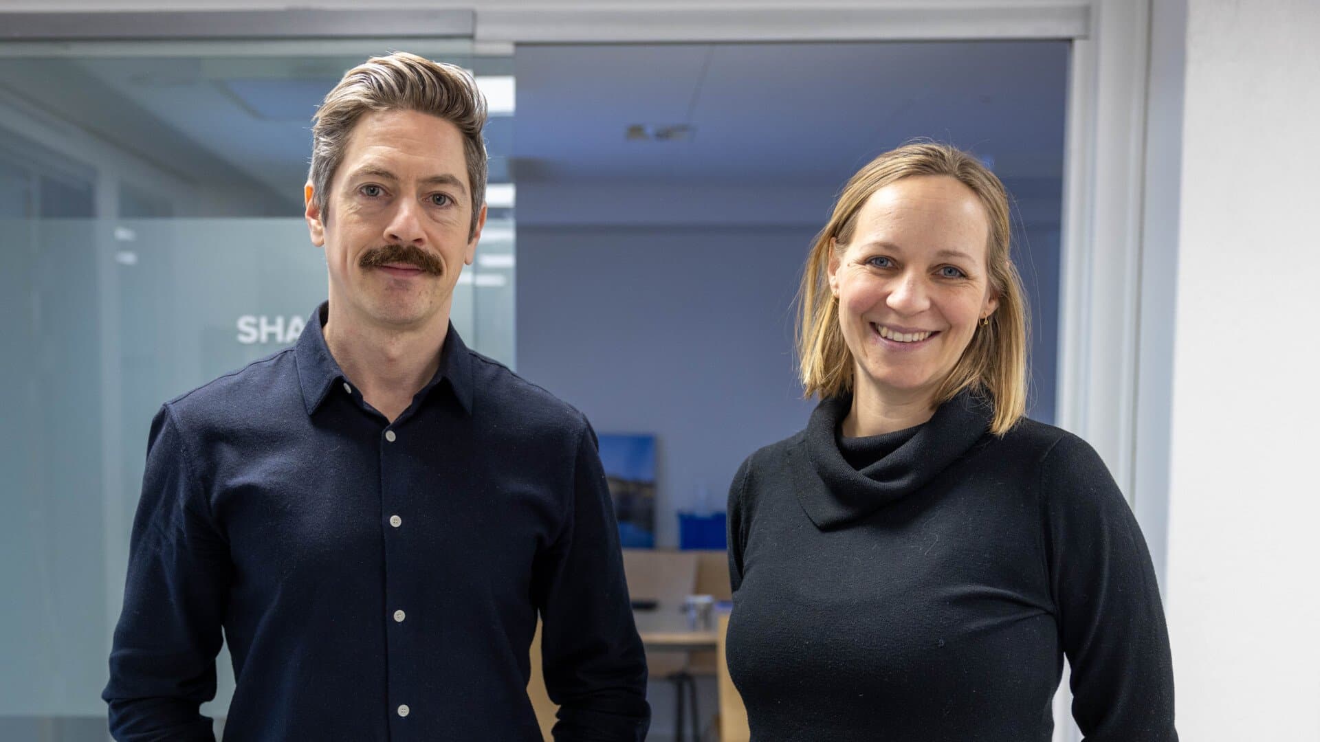 Ludwig Bell och Mina Voghera arbetar båda på Ultraljudsakademin. Ludwig Bell och Mina Voghera arbetar båda på Ultraljudsakademin.