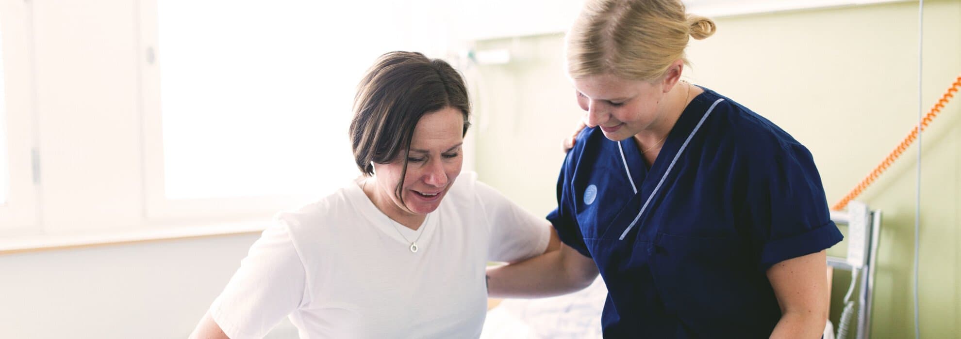 sköterska hjälper patient sköterska hjälper patient