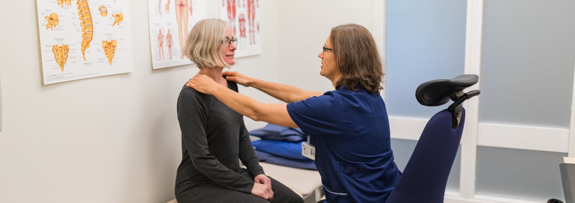 läkare undersöker patient läkare undersöker patient