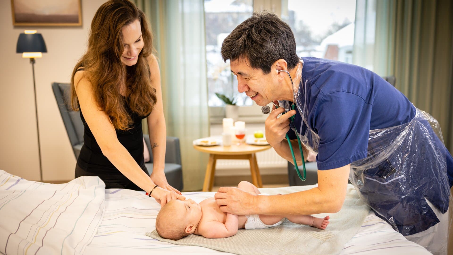 läkare undersöker bebis läkare undersöker bebis