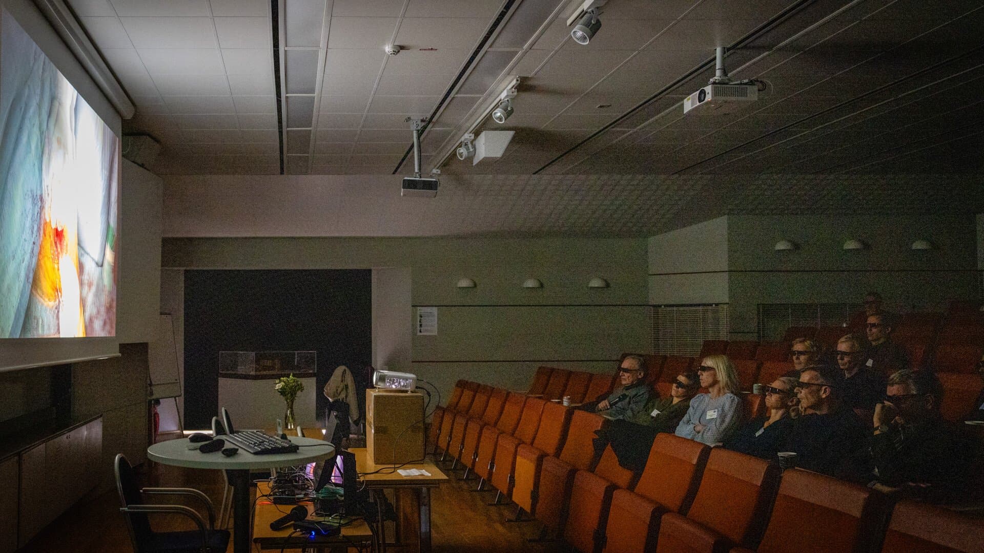 Deltagarna på kursen kunde följa en axeloperation live, i 3D, i Hörsalen.