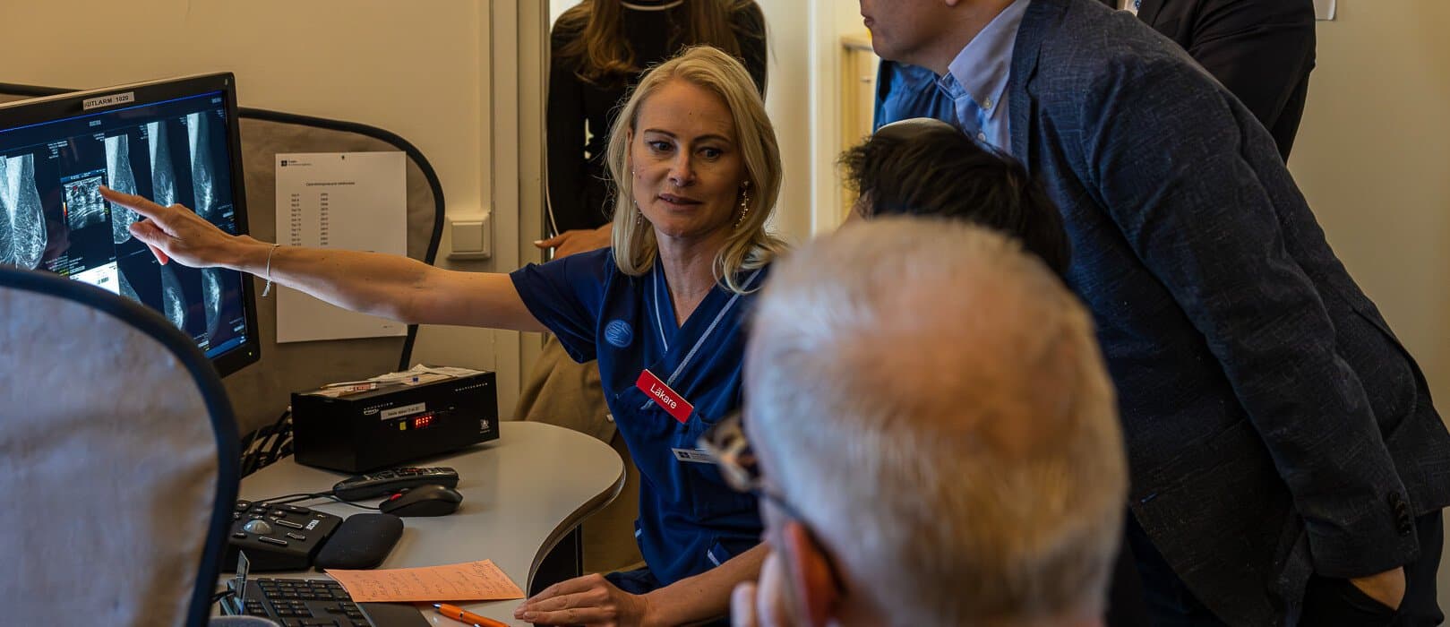 medarbetare vid dator medarbetare vid dator