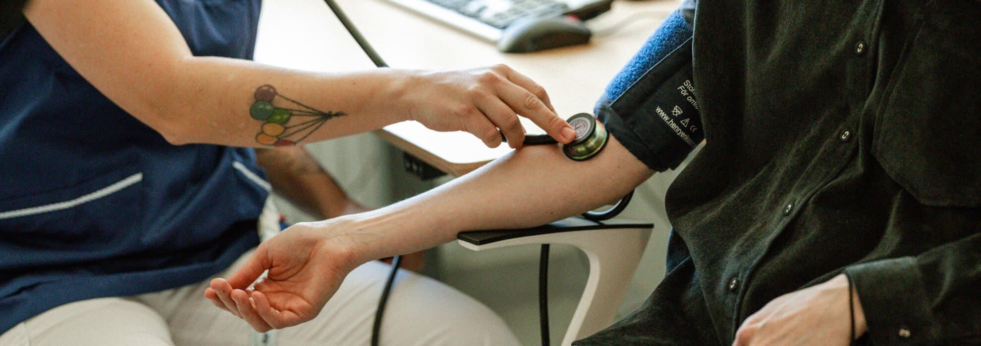 läkare mäter blodtryck läkare mäter blodtryck