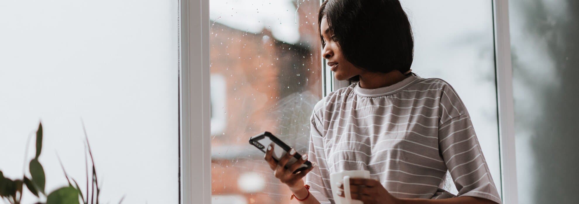 tjej tittar ut genom fönster tjej tittar ut genom fönster