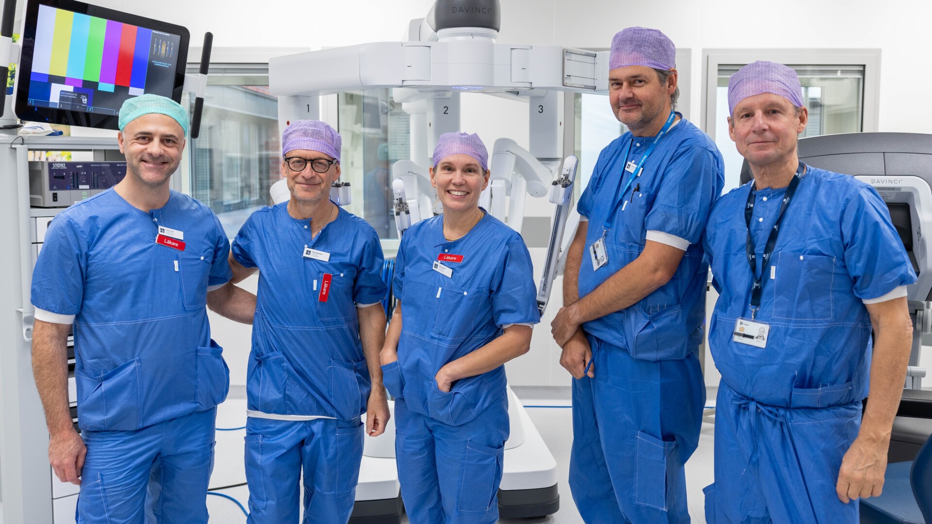 Kirurgerna Rami Klaff, Peter Mangell, Frida Lédel, Richard Bernhoff, och VD Peter Holm framför robotens tre delar.