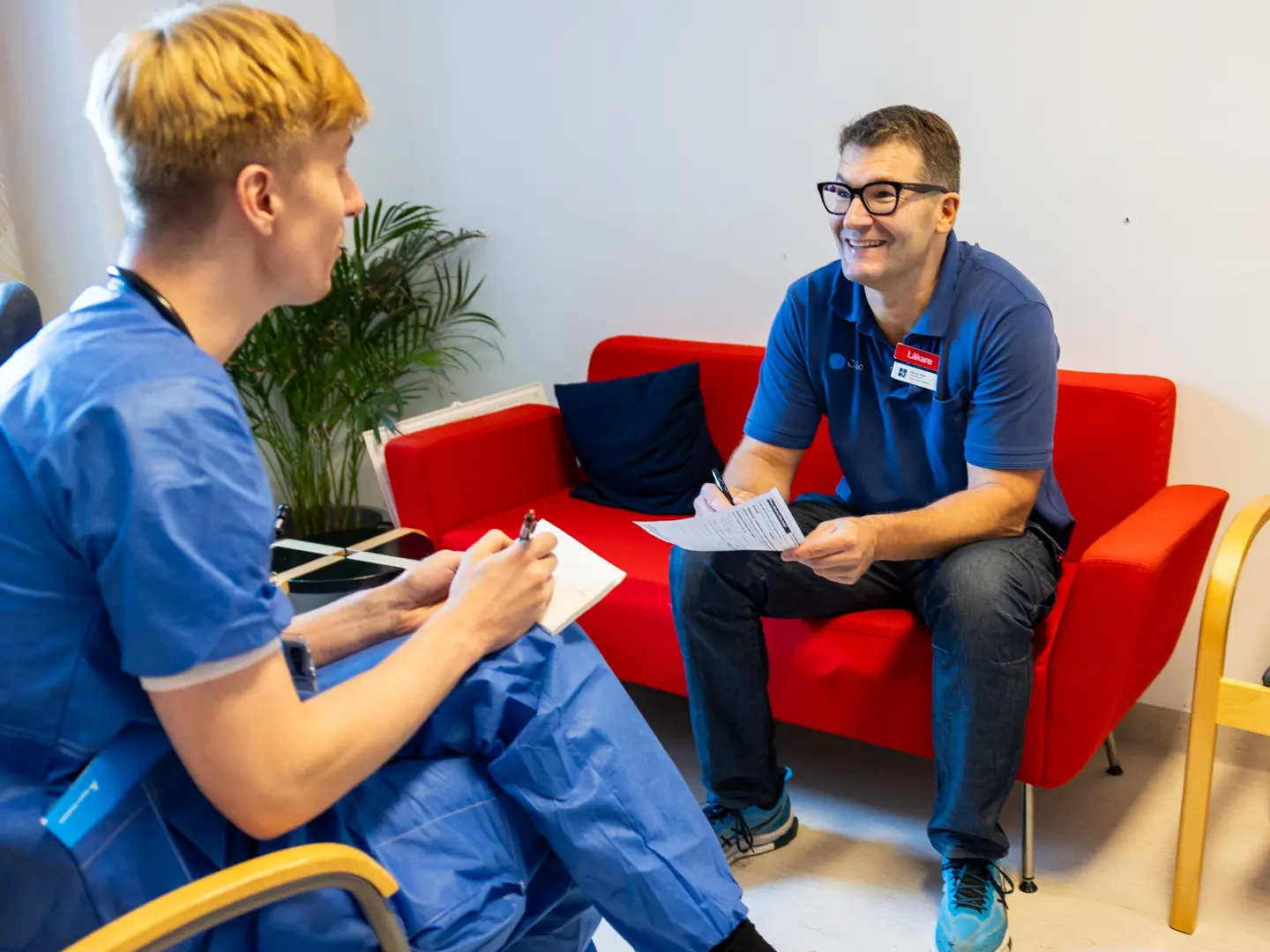 Marcus Tysk, till höger, diskuterar en remiss med John Anderberg på Kirurg och onkologkliniken.