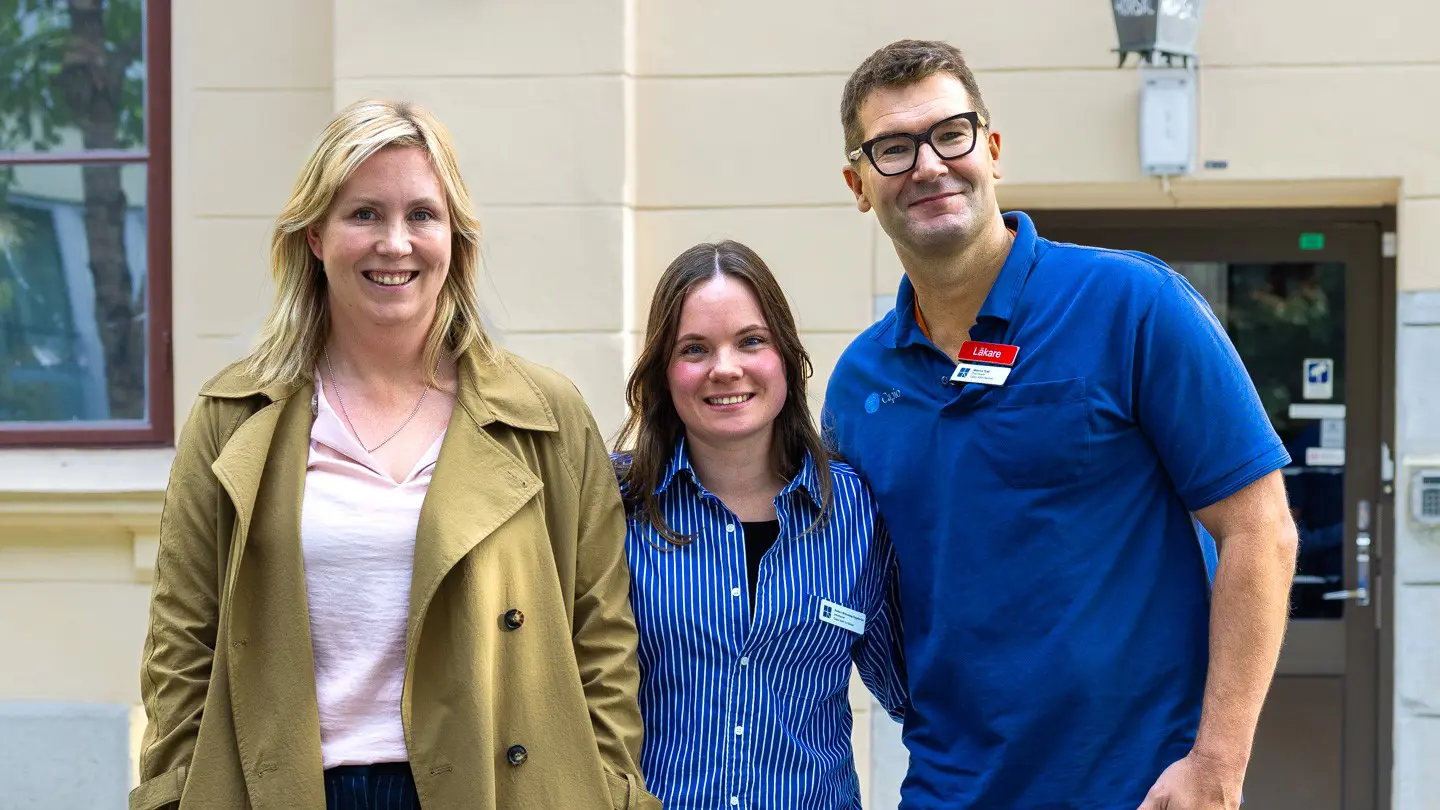 Anna Lundin, Evelynn Fogelström och Marcus Tysk vid Capio ASIH:s lokaler på sjukhusområdet.