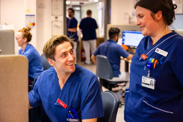 Två AT-läkare prata med varandra AT-rekrytering